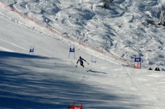 ジャパンパラが終わった翌日、29日から日本代表選手らの合宿が同じ八方尾根のゲレンデで行なわれた。初日はSGのポールをセットした。馬止めジャンプを飛ぶ、バンクーバー金メダリスト狩野亮