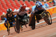 陸上 男子800m 予選(T54） 小谷謙二（写真中央）