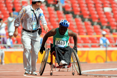 陸上 男子800m 予選(T54） マビカ・シエリー(ガボン共和国) 周回遅れになり係員により静止させられる