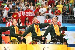 メダルセレモニーで胸を張り、国旗を見つめるオーストラリアの選手たち （PID: 001542）