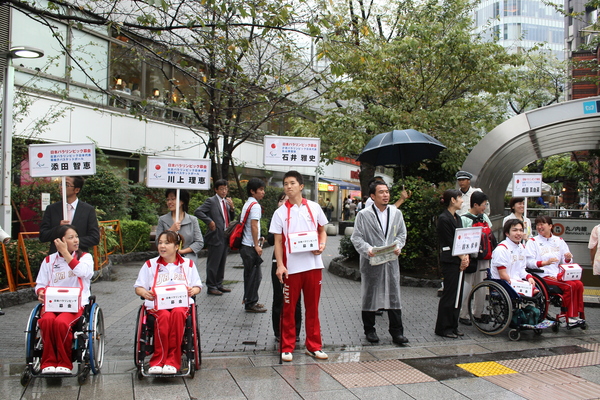 障害者スポーツ支援を呼びかけ、街頭募金 （PID: 001601）