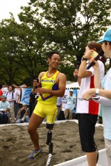 佐藤真海と話す山本篤。ジャパンパラリンピックディで （PID: 001890）