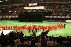 式典が終わり、退場する日本選手団