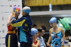 400m女子自由形リレースタート前に笑顔をかわすカザフスタンの選手