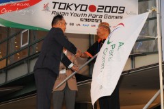 北郷氏よりザイナル氏に大会旗が返還される。 （PID: 002460）