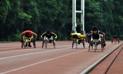 最終合宿で最後方からついてくるオレンジ色のレーサー、岩瀬選手（写真:佐々木延江） （PID: 002487）