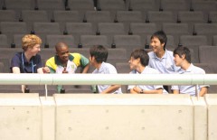 試合後、日体大から来たボランティアスタッフに話しかける、南アフリカのマリーバ選手とコワルツキー選手 （PID: 002610）