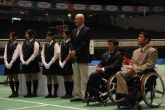 プレゼンター・大槻理事、藤本選手、斉田選手から盾と花束の贈呈