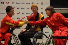 握手するスペインカミーツォ選手と中国ウェイ選手.