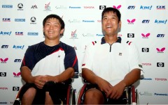 デモンストレーションマッチを行った、パラリンピックアスリート藤本選手（左)と斉田選手（右 （PID: 002691）