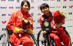 女子選手は中国ファン選手と日本上地選手の2人