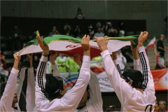 優勝!国旗を掲げて喜ぶイラン男子チーム （PID: 002783）