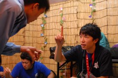 ボランティアからやり方を教わるタジキスタンの選手
