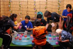 こちらは水風船釣り