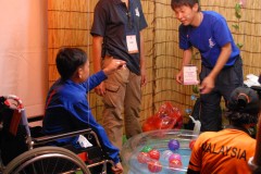 釣り糸をもらうカンボジアの選手