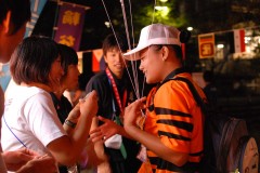 そろそろ宿舎へ・・・別れを惜しむ選手とボランティア