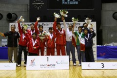 団体戦クラス9-10（立位）金メダル:日本、銀メダル:香港、銅メタル:イラン・台北。喜ぶ選手たち、