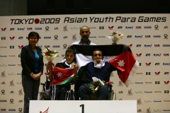 男子クラス2-5（車椅子）、金メダルを喜ぶヨルダン・AHMAD選手（中央）、OSAMA選手（右) とコ-チ