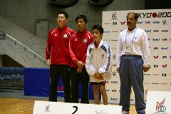 男子クラス7-8（立位）団体戦、銀メダル:香港・LU, Wei-Chen（香港)、イラン・GOLMIRZAEI, Hossein選手とコーチ陣