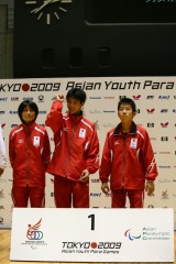 男子クラス7-8（立位）団体戦。金メダルに喜ぶ、岡博子コーチ、宿野部拓海、井上全悠（まさちか）選手