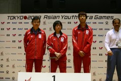 男子クラス9-10（立位）団体戦・金メダルの日本。左より富岡成一監督、金子和也選手、鈴木伸幸選手