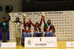 女子団体戦-クラス3-5（車椅子）イラン金メダル。Gilanilarimi Maryam選手、Akhavan Hariri Marzieh選手、Alizadehmehdimahaleh MaryamとZahraコ-チ