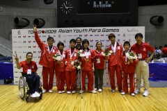 団体戦、7-8クラス、9-10クラス金メダルに喜ぶ、日本選手団