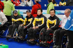 こちらは最終戦、イギリス戦を前にした日本チーム。ユニフォームは黒地に黄色(写真:山口ミカ) （PID: 003574）