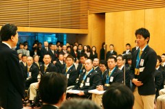 鳩山首相からの記念品を贈呈されパラリンピック代表としてお礼を述べる新田佳浩選手 （PID: 004180）