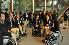 首相官邸での記念品贈呈式で記念撮影を待つ