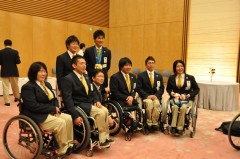 長妻厚生労働大臣とパラリンピック選手たち
