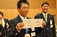 鳩山首相の友愛サイン、アイススレッジホッケー吉川守選手
