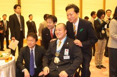 鳩山首相、長妻昭厚生労働大臣らと記念撮影する遠藤隆行選手 （写真・阿部謙一郎)