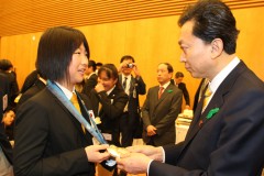 太田渉子選手と鳩山首相 （写真・阿部謙一郎)