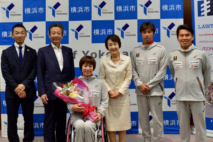 ６月１９日、横浜市長・林文子を訪問した土田和歌子と競技スタッフ