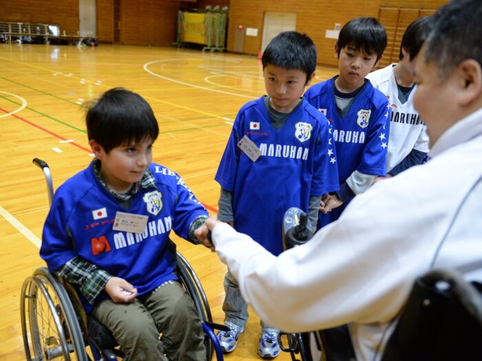 体験会が終わり、高橋弘JPFA会長より記念品のピンバッジをもらう渡辺海くん