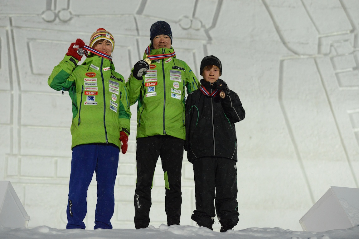 2月9日、男子スプリント立位の表彰式。1位・新田佳浩、2位・佐藤圭一、3位・戸津勝由