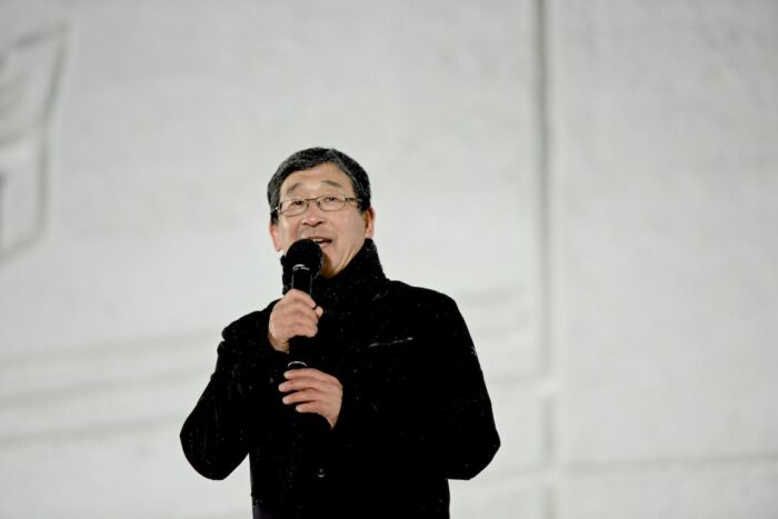 昨年、JPC副会長とIPC理事に就任した山脇康氏。2月９日、旭川冬まつり会場のステージで。
