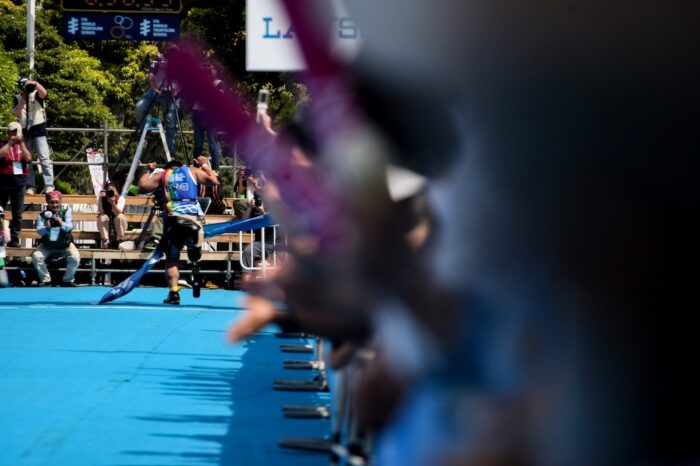 フィニッシュへ向かう大腿切断の長田信久（38歳・東京都）　写真：佐藤亮