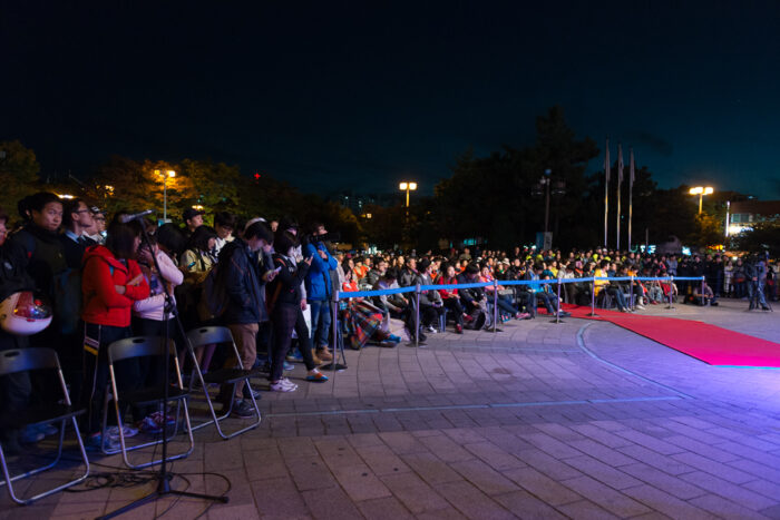 セレモニーは夕方から、韓国語のみで行なわれ、地元の人々が集まっていた。