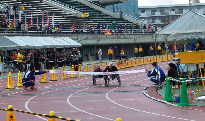 ２年連続のデッドヒートとなったマニュエラ・シャー選手（スイス・右）と土田和歌子選手のゴール