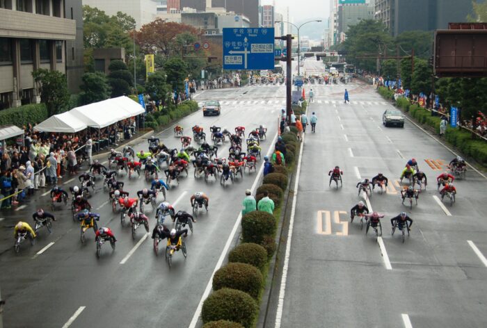 時折小雨のふるあいにくの天候のなか、フルマラソンは国内外から８１選手（うち女子７名）が午前１１時に一斉にスタート。後方には３分後にスタート予定のハーフに出走する１５７選手（同１６名）が待機中