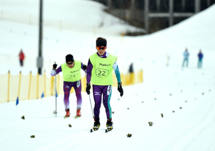 １３歳の川除大輝（LW5-7／富山市立大沢野中学校）のフィニッシュ。川除は、ポールなしのクラスで、障害の軽い先輩の岩本敬吾より速いタイムでクラシカル５kmを完走。３位となった