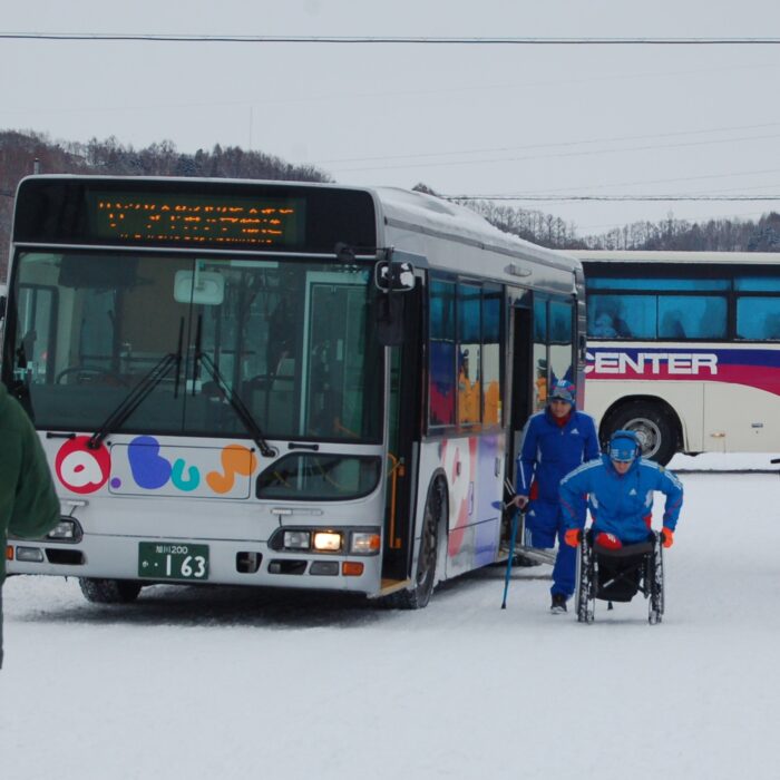 市街と会場を結んだシャトルバスは旭川電気軌道（株）提供のノンステップバス。同社は１９９７年、全国に先駆けてノンステップバスを大量導入したことで知られる、福祉にも熱心な会社　（撮影：星野恭子）