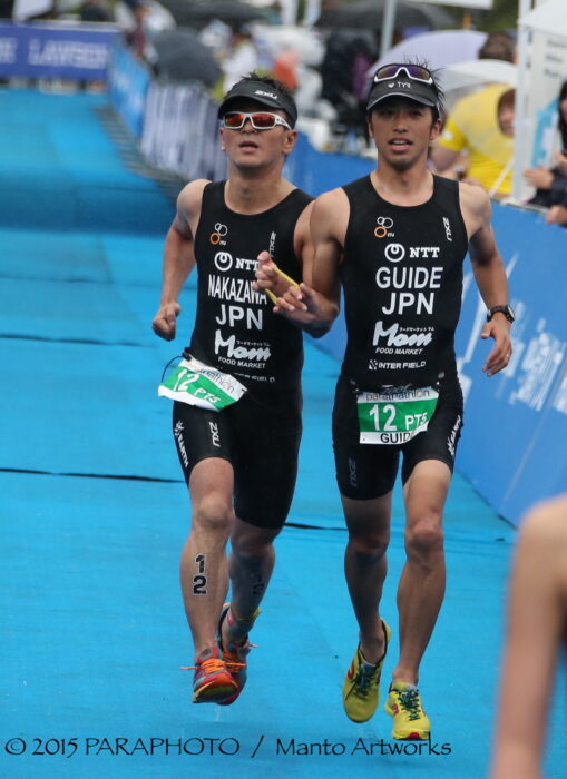 今年（２０１５年）横浜大会での中澤隆とガイドの原田雄太郎のフィニッシュ　（写真：中村真人）