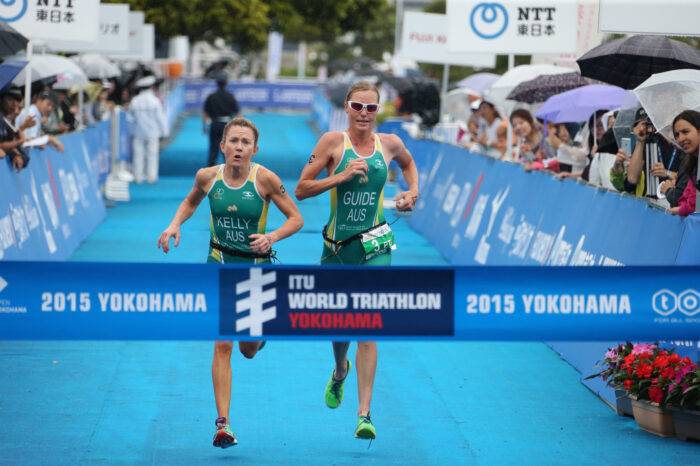 今年（２０１５年）６月のパラトライアスロン横浜大会で優勝したオーストラリアのケイティ・ケリー選手とガイドのミシェリー・ジョーンズのフィニッシュ・シーン　（写真：中村真人）