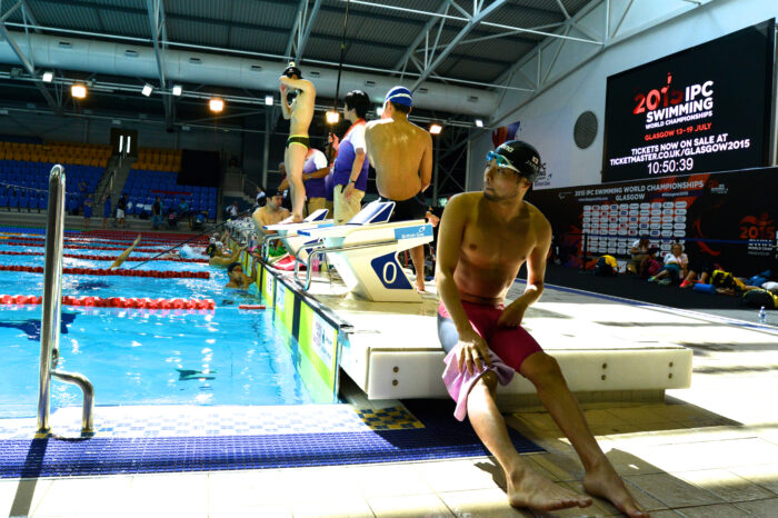 IPC水泳世界選手権の会場で練習する日本選手団。手前は１日目に