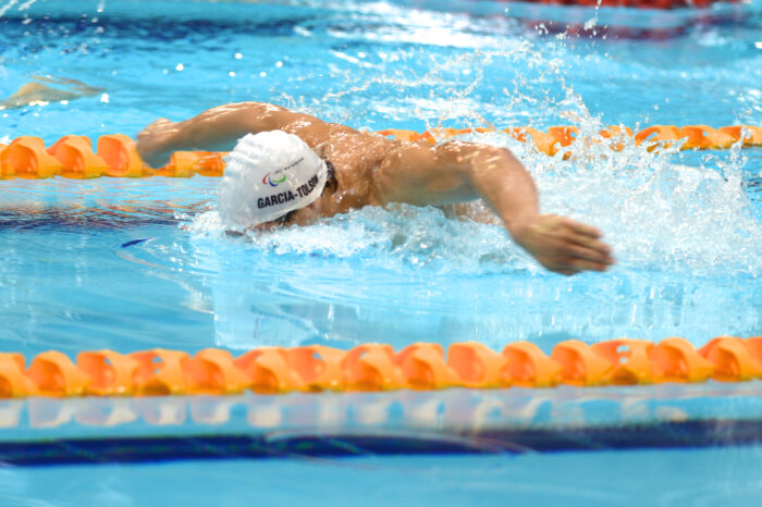 ７月１６日、グラスゴーIPC水泳世界選手権予選でバタフライを泳ぐルディ