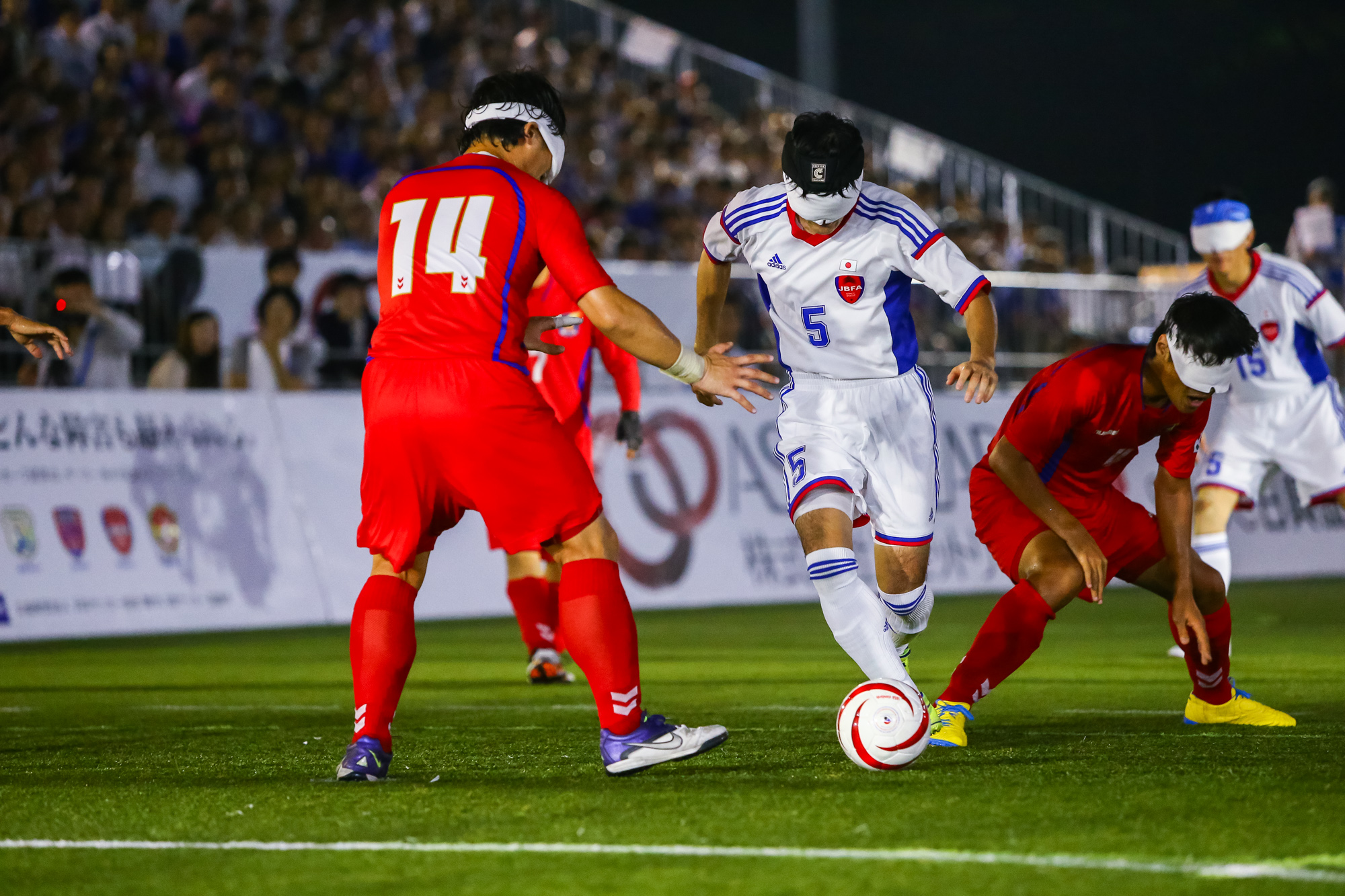 ドリブル突破する黒田：2015 年 9 月 4 日 「IBSA ブラインドサッカーアジア選手権 2015」vs 韓国 写真提供：日本ブラインドサッカー協会