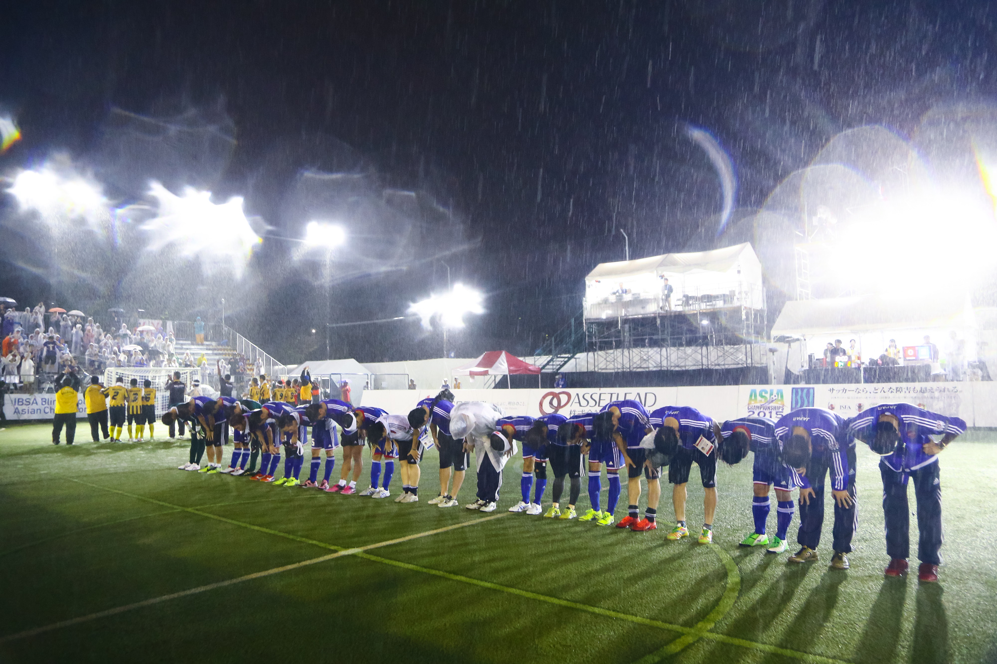 整列し挨拶する日本代表：2015 年 9 月 6 日 「IBSA ブラインドサッカーアジア選手権 2015」vs マレーシア 写真提供：日本ブラインドサッカー協会